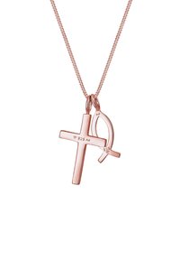 Collar de oro rosa que presenta un colgante de cruz y uno de pez, ambos con superficies pulidas, marcados con "925" para plata de ley.