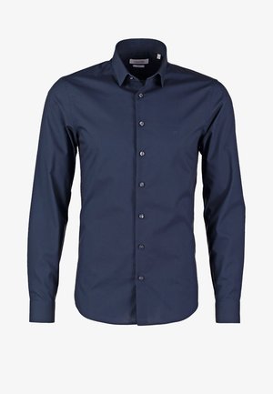 Camisa de vestir para hombre de manga larga, azul oscuro, con botones, cuello y puños, mostrada sobre un fondo blanco.