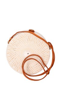 Borsa a tracolla rotonda di colore crema con superficie in rattan testurizzato. Presenta una tracolla in pelle marrone e una chiusura in oro.