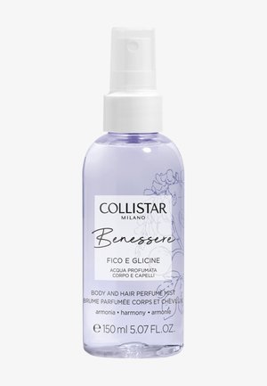 Bouteille vaporisateur violette avec un capuchon à pompe blanc. L'étiquette présente des motifs floraux et du texte sur un brume parfumée pour le corps et les cheveux, capacité de 150 ml.