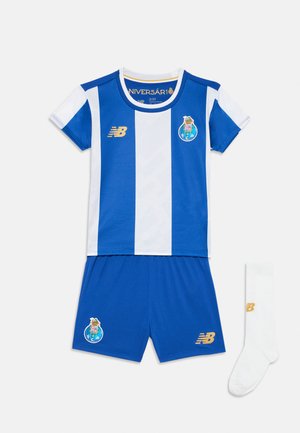 Kit de football bleu et blanc avec texture en maille, featuring des manches courtes, logo du FC Porto et accents dorés. Comprend un short bleu assorti et des chaussettes blanches.