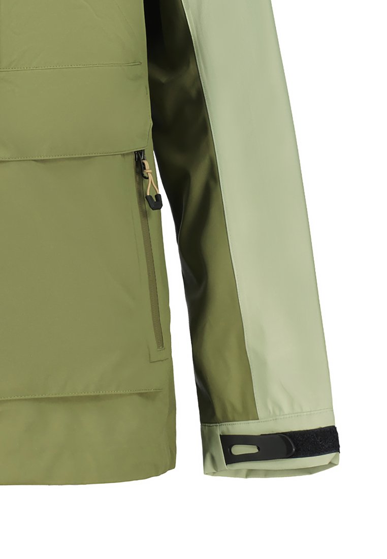 Grüne wasserabweisende Jacke mit einem hellgrünen Ärmel, ausgestattet mit einer vorderen Reißverschlusstasche, Klettverschluss am Ärmel und glatter Textur.