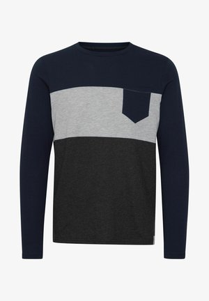 Tricou cu mânecă lungă, în culori navy, gri și negru, cu blocuri de culoare. Dispune de un buzunar pe piept și un decolteu rotund. Fabricat dintr-un material de bumbac moale.