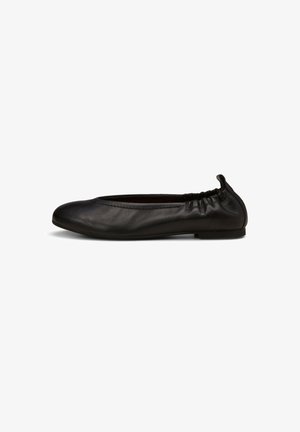 Ballet flat en cuir noir avec un bout rond, bord élastiqué et semelle basse et plate. Texture lisse avec un minimum de détails de couture.