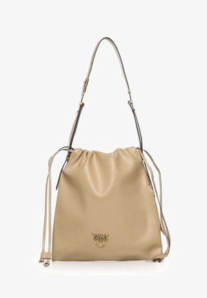 Bolso bandolera de cuero beige con cierre de cordón, correa ajustable y emblema de abeja en tono dorado en el centro delantero.