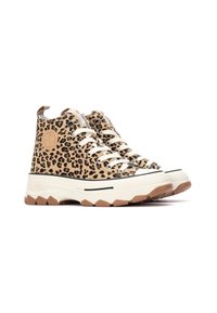 Zapatillas altas con diseño de leopardo, material de lienzo beige, cordones blancos y suela de goma texturizada con un acento marrón.