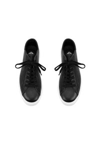 Schwarze Sneakers aus Leder mit strukturierter Oberfläche, weißer Gummisohle und traditionellem Schnürdesign mit schwarzen Schnürsenkeln.