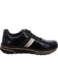 Schwarze Lackledersneaker mit runder Zehenform, ausgestattet mit einem seitlichen Streifen in Beige und Schwarz sowie einer strukturierten Sohle mit goldenen Akzenten.