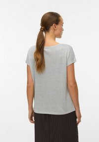T-shirt gris à manches courtes avec une coupe décontractée et une texture douce. Le dos est lisse, avec un col arrondi et un léger détail de couture.