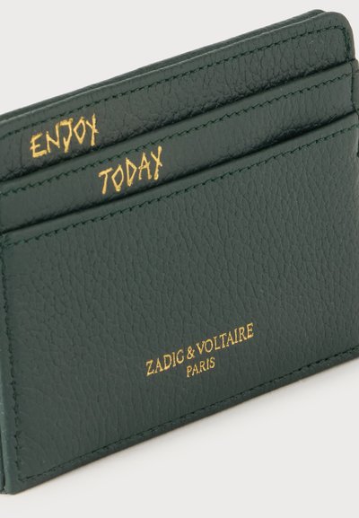 Porte-cartes en cuir texturé vert foncé avec texte doré embossé "ENJOY," "TODAY," et "ZADIG & VOLTAIRE PARIS".
