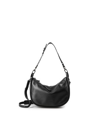 Schwarze, halbmondförmige Handtasche aus Leder mit verstellbarer Kette und Leder-Schulterriemen, Reißverschluss und dezentem Markenprägung auf der Vorderseite.
