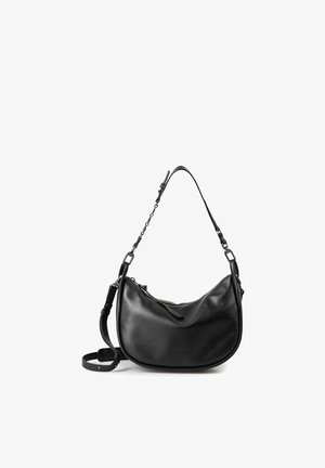 Schwarze, halbmondförmige Handtasche aus Leder mit verstellbarer Kette und Leder-Schulterriemen, Reißverschluss und dezentem Markenprägung auf der Vorderseite.