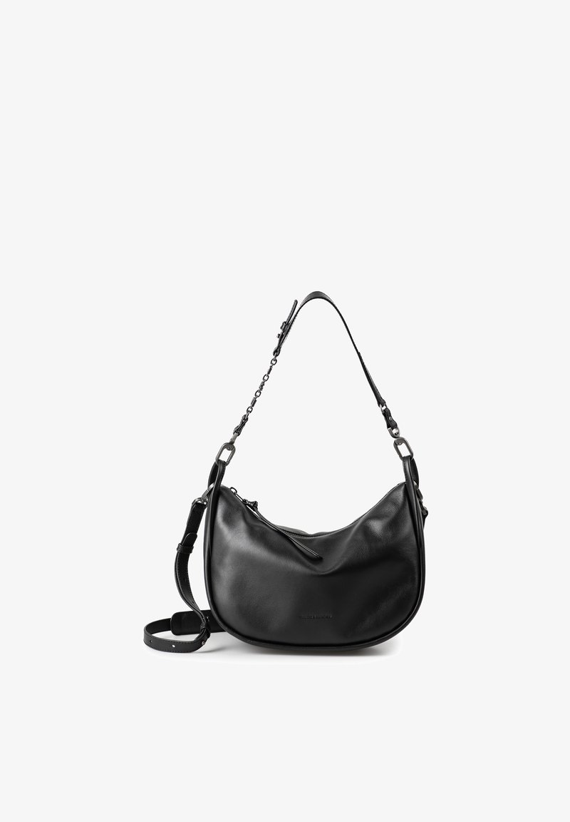Zwarte leren handtas in halvemaanvorm met verstelbare ketting en leren schouderriem, ritssluiting en subtiele merkopdruk aan de voorkant.