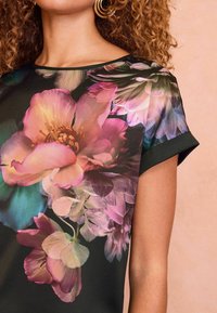 Love & Roses REGULAR FIT - Apdrukāts T-krekls - black and pink floral