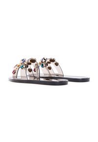 Sandales transparentes à semelle noire, avec des embellissements en bleu, rose et or. Design ouvert à l'avant avec des découpes.