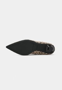 Scarpa con tacco alto a punta con stampa leopardata che mostra la suola nera e un dettaglio rotondo sul tacco su sfondo bianco.