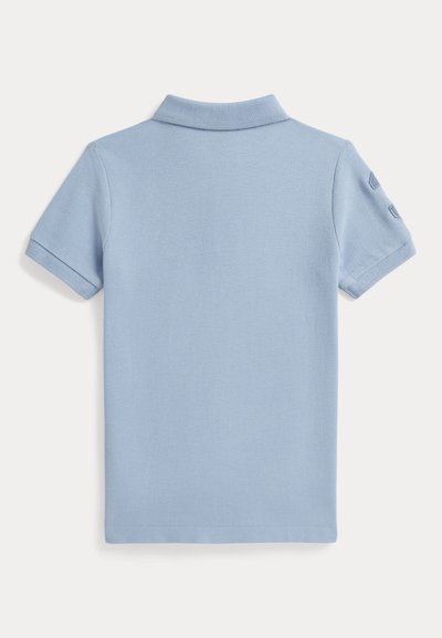 Ανοιχτό γαλάζιο πόλο πουκάμισο με γιακά, κοντά μανίκια και υφή υφάσματος. Διαθέτει ραμμένες λεπτομέρειες στα μανίκια για επιπλέον διακόσμηση.