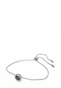 Bracelet en argent avec une chaîne réglable, orné d'une pierre précieuse ovale bleu foncé entourée d'un halo texturé de petites pierres claires.