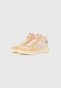 Baskets montantes en suède beige et mesh avec des lacets orange, des accents gris et un motif sur le talon. Semelle en caoutchouc.