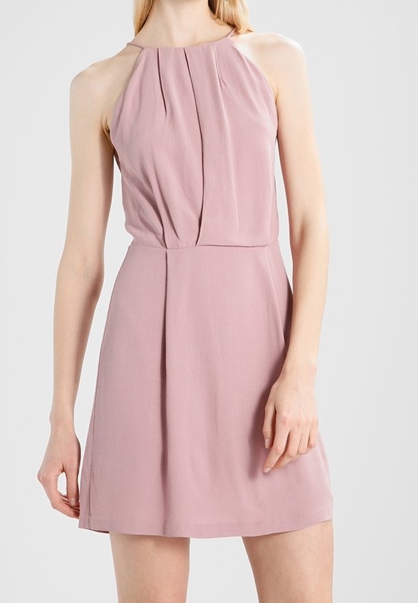 Robe sans manches mauve clair avec un col halter et un devant plissé, cintrée à la taille et évasée en une jupe au-dessus du genou.