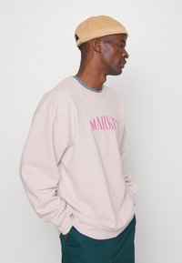 Market BRIDGE ARC CREWNECK - Camisola - washed pink