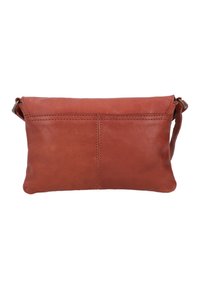 Borsa a tracolla in pelle marrone con una texture liscia, forma rettangolare, chiusura con zip superiore e minimal dettagli di cucitura sulla parte anteriore.
