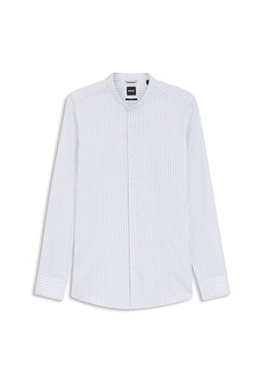 Witte herenoverhemd met lichtblauwe verticale strepen, knoopsluiting aan de voorkant, lange mouwen en een bandkraag.