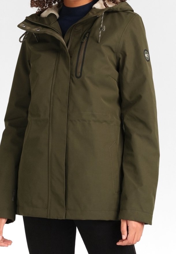 Veste imperméable vert olive avec zip sur le devant, capuche détachable et doublure douce. Comprend des poches et des accents de logo. Texture lisse.