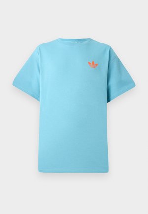 T-shirt bleu clair à manches courtes avec col rond et petit logo Adidas trefoil orange sur la poitrine gauche.