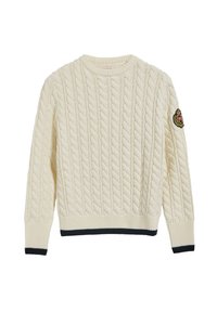 Krämfärgad tröja med flätstickat mönster, rund halsringning, ribbade muddar och nederkant, med en marinrandig detalj i botten och ett broderat märke.