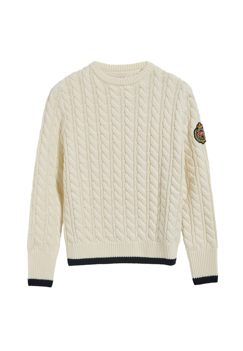Krämfärgad tröja med flätstickat mönster, rund halsringning, ribbade muddar och nederkant, med en marinrandig detalj i botten och ett broderat märke.