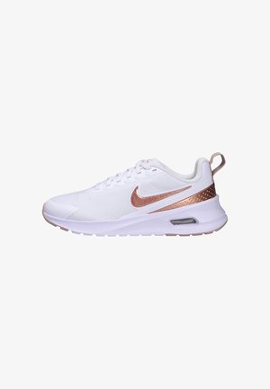 Zapatilla deportiva blanca de Nike con parte superior de malla texturizada, acentos en oro rosado, cordones tonales y un talón acolchado. Presenta una unidad de aire visible en la suela.
