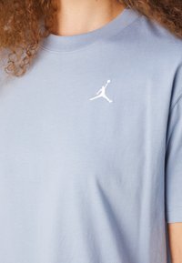 Jordan ESSEN TEE CORE - T-shirt - bas - blue grey