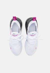 Nike Air Max 270, gornji dio od bijele mrežice, crni potporni deo na peti, ružičasti detalji, dizajn s vezicama, podstavljena oklop i Air amortizacija u đonu.