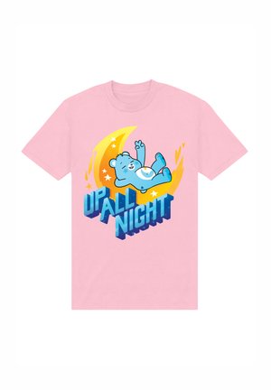 Lyserød bomulds t-shirt med et blåt bjørnegrafik mod en gul halvmåne, med "OPPE HELE NATTEN" i fede blå bogstaver.