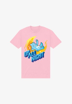 Lyserød bomulds t-shirt med et blåt bjørnegrafik mod en gul halvmåne, med "OPPE HELE NATTEN" i fede blå bogstaver.