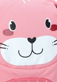 Rosa Rucksack mit einem Cartoon-Kaninchen-Gesicht, großen Augen, kleinem Nase und Schnurrhaaren, aus strukturiertem Material gefertigt.