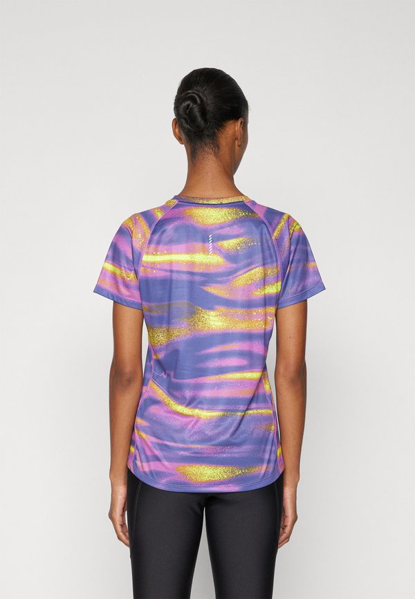 RUN VELOCITY TEE  - Sports T-shirt - wild berry4