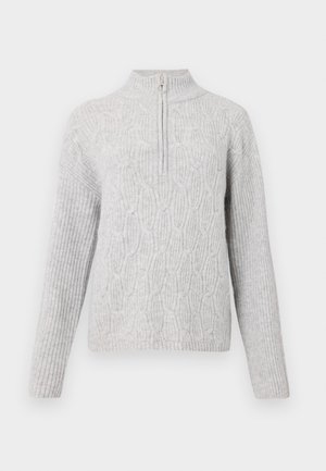 Suéter de punto gris claro con mangas largas de canalé, patrón de trenzas en la parte delantera y cuello con media cremallera y tirador redondo.