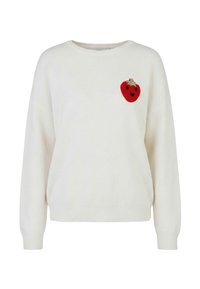 Pull blanc à manches longues avec poignets et ourlet côtelés, arborant une petite écusson fraise rouge avec un visage souriant sur le côté supérieur gauche.