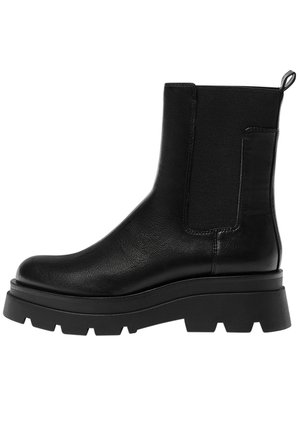 Bottine en cuir noir avec semelle robuste à crampons, panneau latéral élastique et languette à l'arrière pour un enfilage facile.