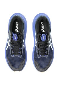 Zapatillas deportivas con una parte superior de malla transpirable en azul marino, detalles en negro y blanco, suela morada y cordones negros. Presentan una puntera reforzada y un logo.