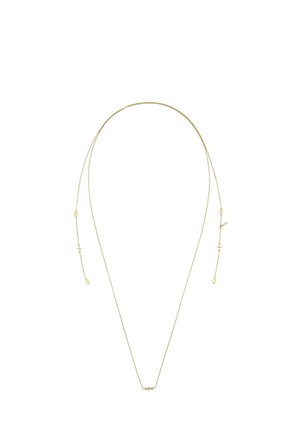 Delicato collier a catena d'oro con piccoli ciondoli rotondi e a forma di barre distribuiti lungo tutta la lunghezza, esposto su uno sfondo bianco.