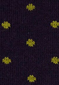 Dunkelvioleter Stoff mit einem Muster aus kleinen, gleichmäßig verteilten gelben gestickten Formen, die abstrakten Bienen oder Blättern ähneln.