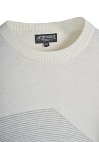 Maglione in merino bianco con una striscia diagonale grigia testurizzata, collo a costine e etichetta nera del marchio cucita all'interno del collare. Taglia M.