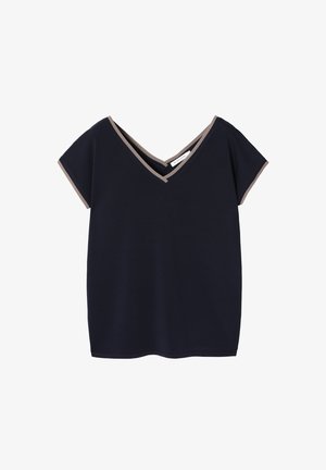 Mornarska v-neck majica s kratkimi rokavi, ki ima bež obrobo okoli ovratnika in rokavov. Mehka tkanina, sproščen kroj in brez vidnih vzorcev.