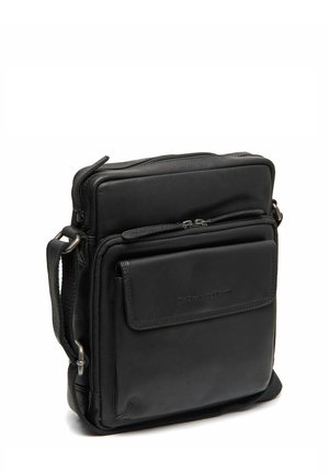 Borsa a tracolla in pelle nera con zip nella parte superiore, tasca frontale, superficie testurizzata e tracolla regolabile. Design compatto e rettangolare.