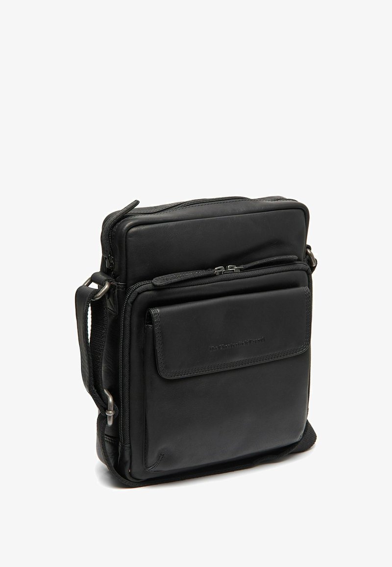 Borsa a tracolla in pelle nera con zip nella parte superiore, tasca frontale, superficie testurizzata e tracolla regolabile. Design compatto e rettangolare.