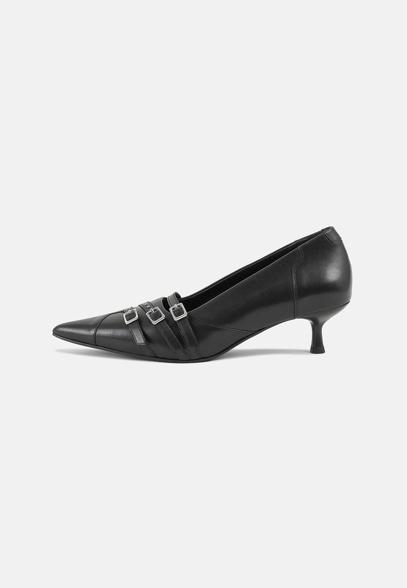 Chaussure noire en cuir à bout pointu et talon bas avec trois brides décoratives argentées à boucle sur le devant.