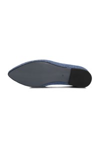 Puntige platte schoen met een gestructureerde blauwe bovenkant en een zwarte rubberen zool, met een slanke silhouet en een gladde afwerking op de zool.
